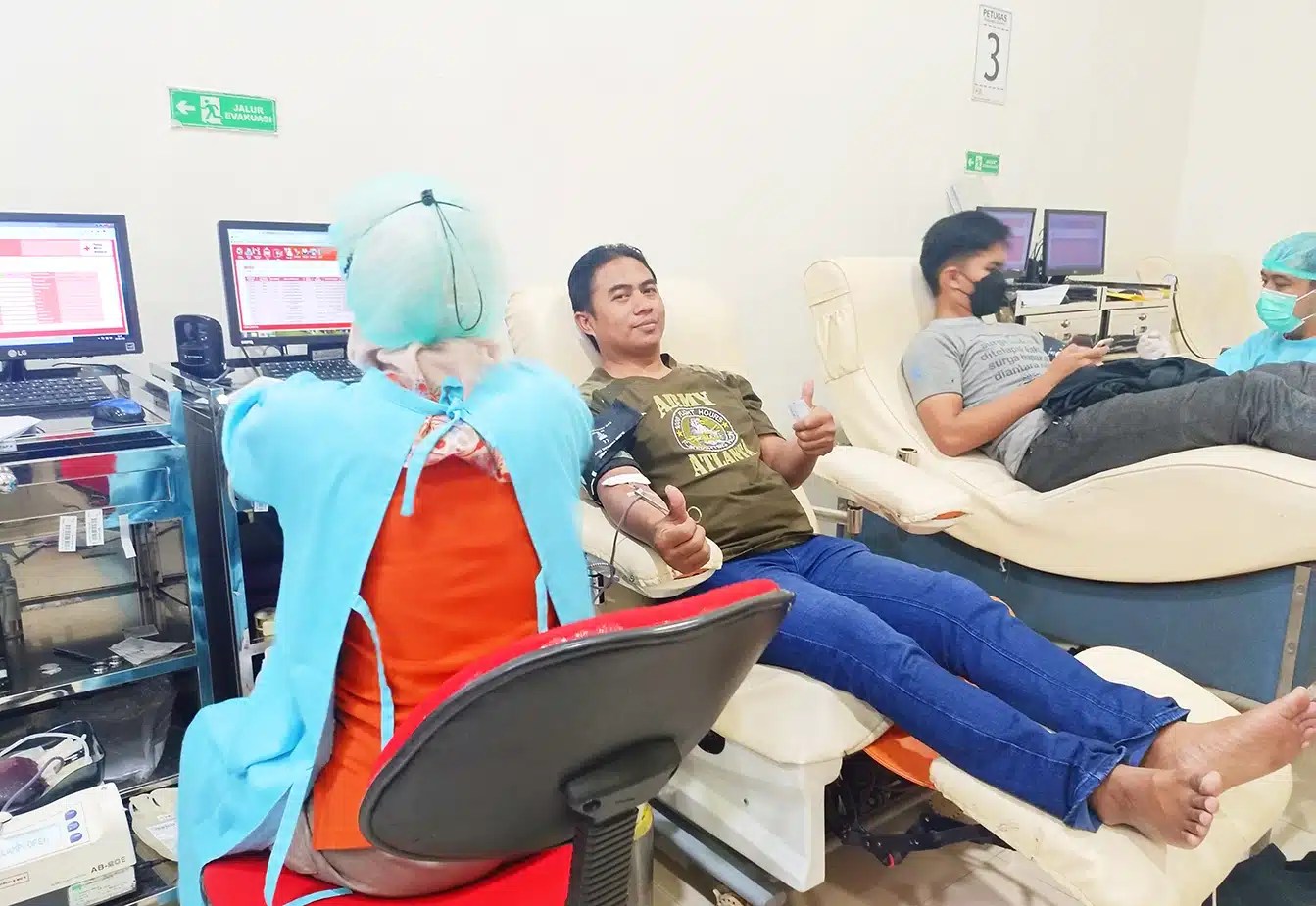 Relawan-PMI-PMR-KSR-fakfak-donor-darah-warga-bantuan-bencana-Indonesian-red-cross-bulan-sabit-Palang-Merah