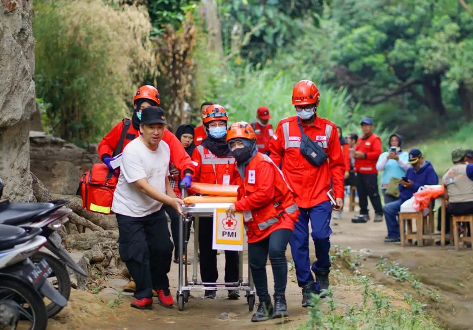first-aid-diklat-PMI-PMR-KSR-relawan-pertolongan-bencana-fakfak-korps-Red-Cross-Indonesia-website-by-WINSON-MEDIA-TEKNOLOGI-WEBCLOUDHOSTER-jasawebfakfak-.com-baliwebservices.com